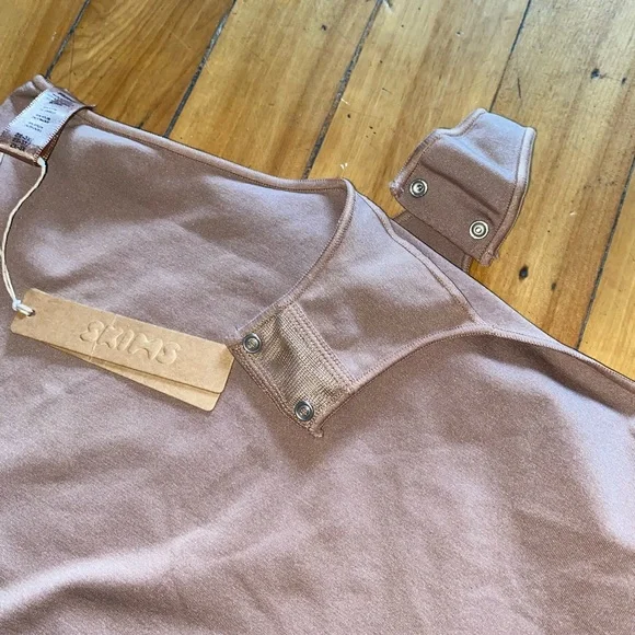 Skims - Picture 4 of 6